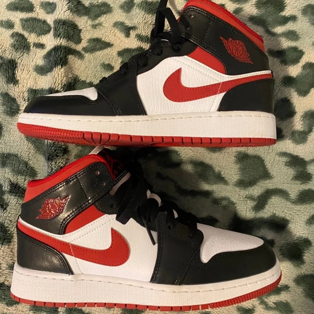 Nike Jordan 1 Mid Gym Red G.S. Size 5.5